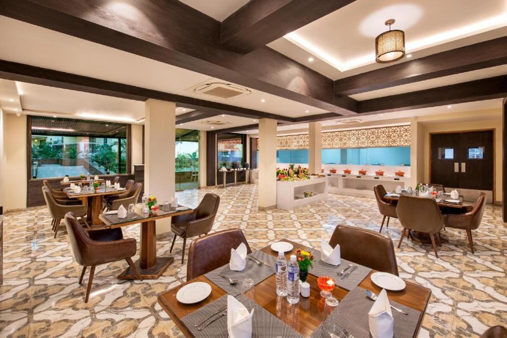 Sea Breeze Max Resort & Spa 마드가온 외부 사진