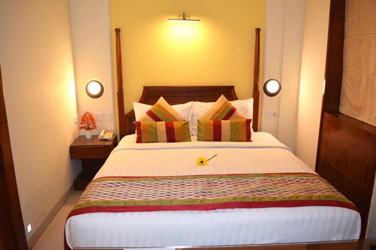 Sea Breeze Max Resort & Spa 마드가온 외부 사진