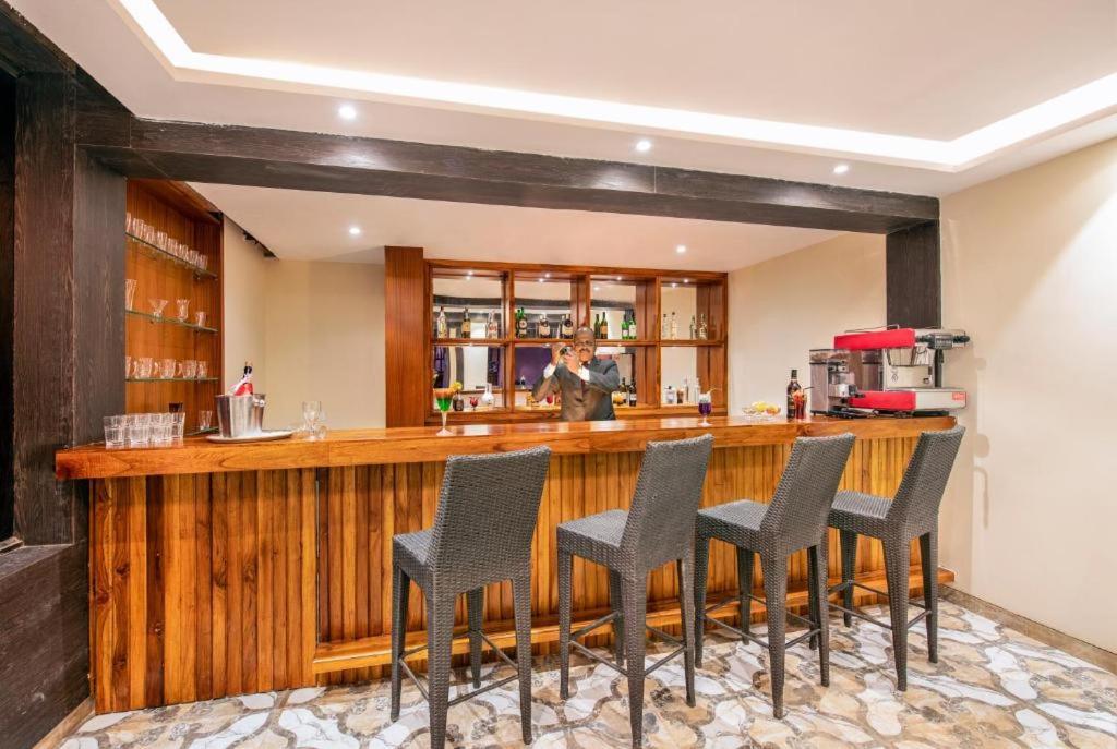 Sea Breeze Max Resort & Spa 마드가온 외부 사진